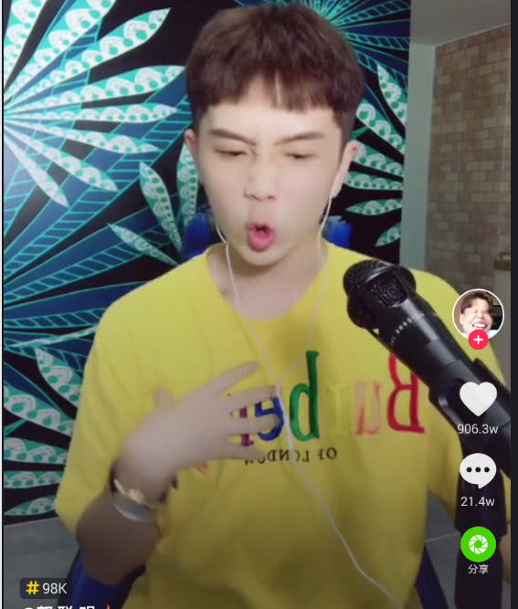 抖音颜王郭聪明,为了一万包辣条硬唱英文歌