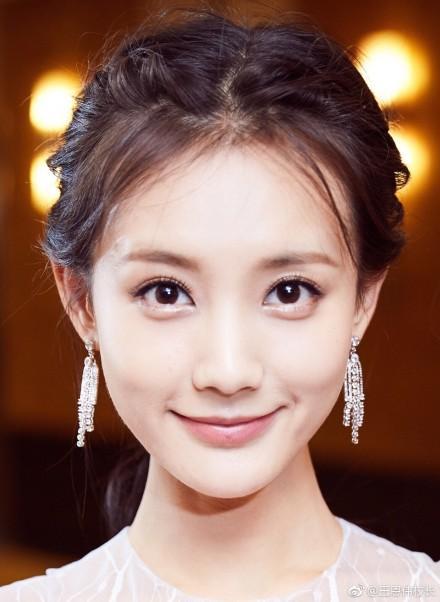 新射雕黄蓉李一桐微博卖萌卧蚕太可爱了 网友