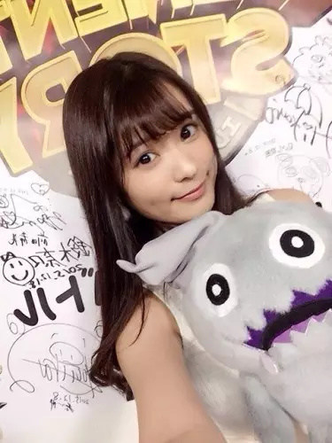 韩国美女主播米娜性感私照:胸上居然能站狗