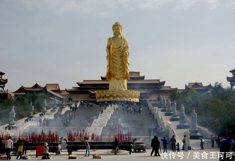 西域第一大铜立贴金佛,总投资950万元,用铜量98吨历时2年