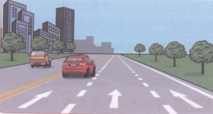 驾驶机动车在同方向划有两条以上车道的路段怎