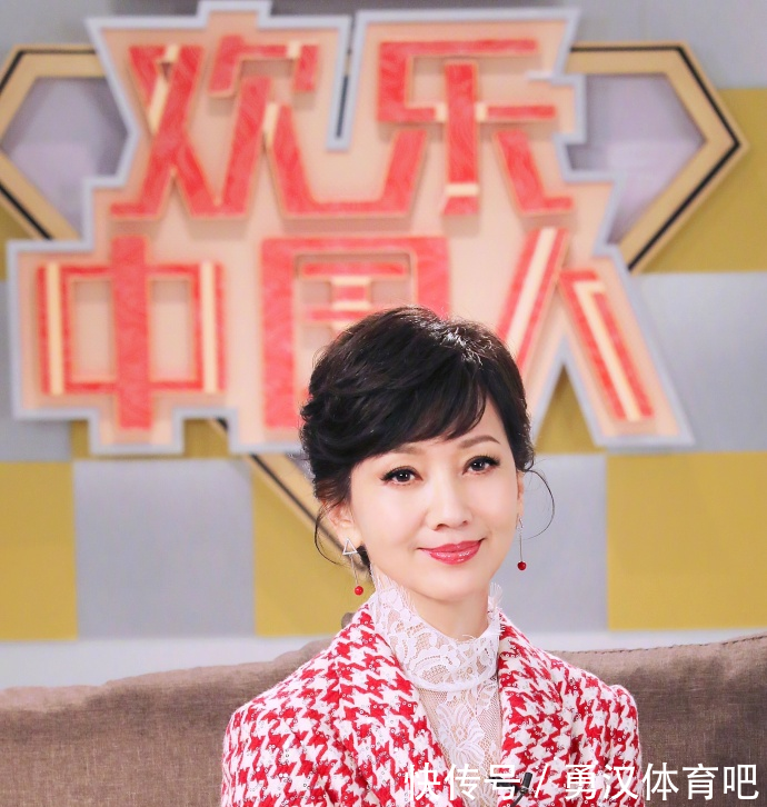 赵雅芝亮相央视,64岁的她有着30岁的容颜,和儿