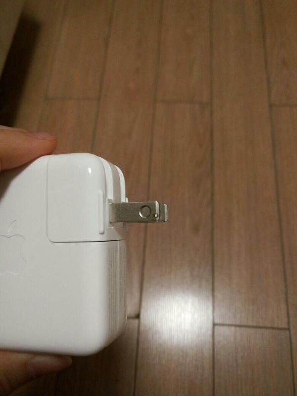 我的苹果笔记本充电器插头上的那个小黑点是怎