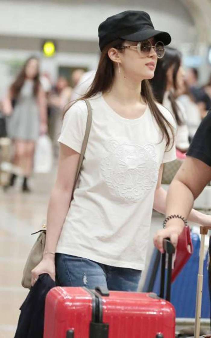 当好闺蜜刘亦菲和唐嫣同穿牛仔裤,网友:终于见