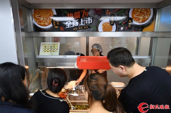 上海便利店内也能\"打盒饭\"了 18个热菜荤素俱全
