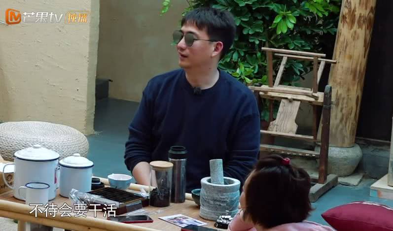 黄磊发现彭昱畅不爱洗澡,彭彭害羞到逃跑,何炅