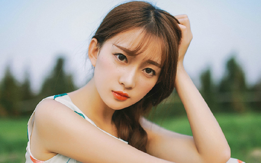 轻松一刻:没穿内裤,和女同事困在酒店里,不一会她害羞