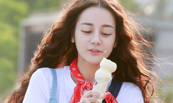 女星演吃戏:赵丽颖9分,热巴7分,而她一分都不想