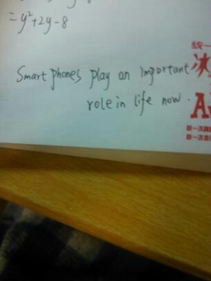 智能手机在现在的生活中起着重要的作用 用英