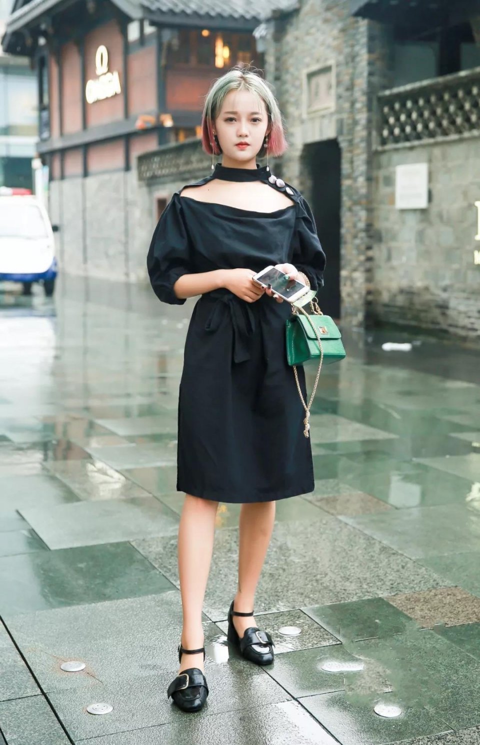 街拍:简单的白T和丹宁撕边短裤的结合,更显腿