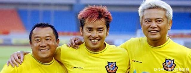 刘德华戴墨镜踢球,古天乐当守门员,明星玩足球