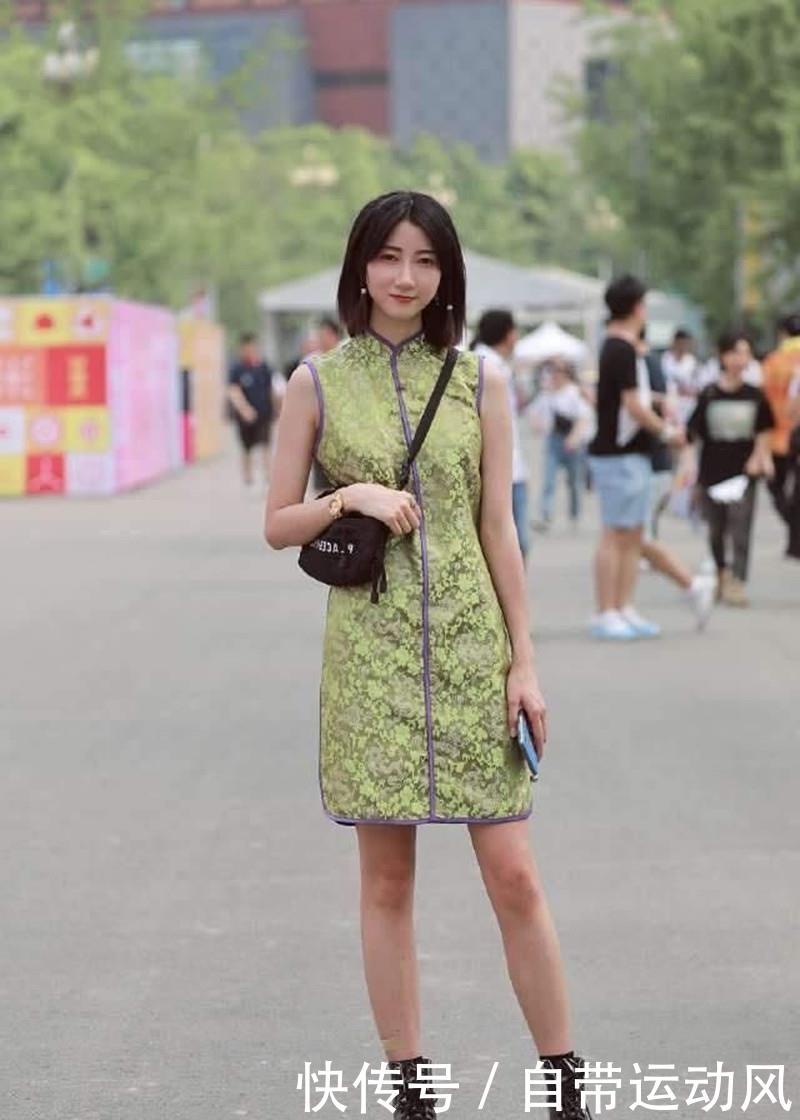 路人街拍:小姐姐身穿白色连衣裙,一颦一笑之间全是高贵优雅 老葡京赌场网站