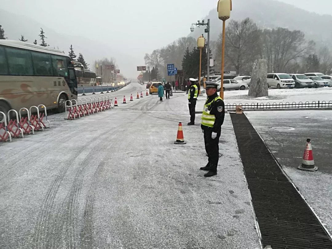忻州全市公安交警在行动 雪中执勤保通畅