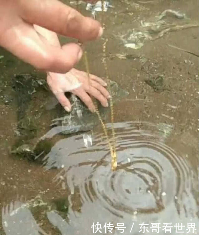 农村大妈在河边洗衣,发现河里有东西反光闪眼睛,捡起后高兴不已