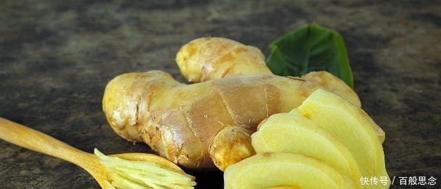 睡前把生姜涂在脚底上,一段时间后,这3个变化