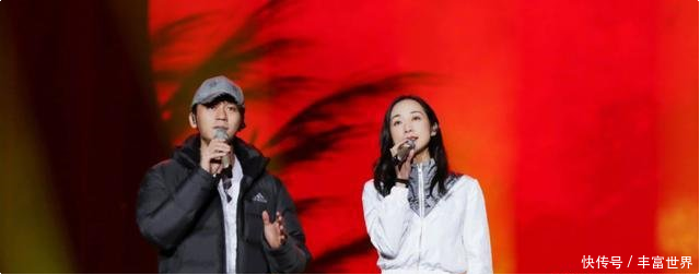 李晨低调复工, 与韩雪同台献唱, 俩人穿着反季节