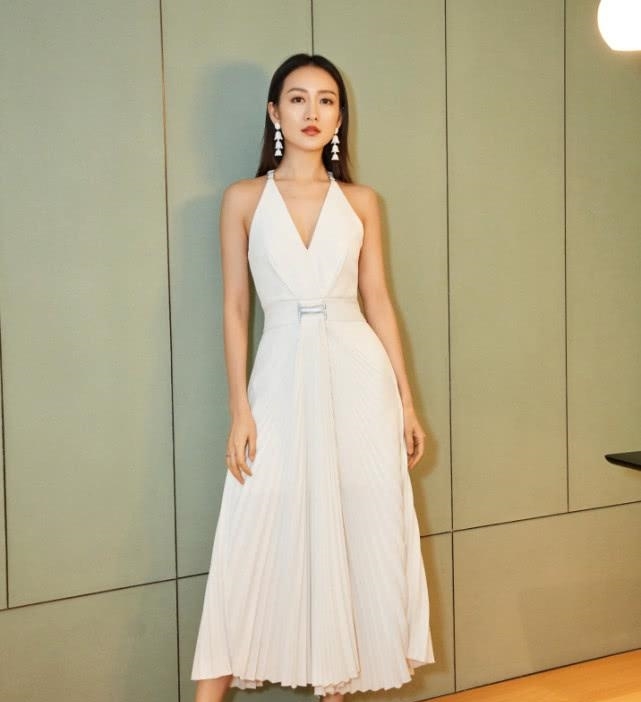 公园里大叔大妈穿的“太极服”,在王鸥身上,美似不食人间烟火! 澳门新濠天地娱乐