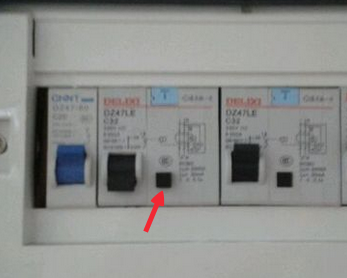 家里电闸开关一直推不上去_360问答