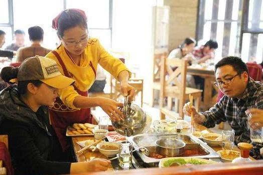 女子结完帐回包厢，看到一群服务员在吃剩饭，女子没说话默默走了