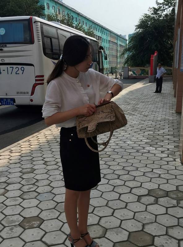 平壤丝袜真没那么保守,朝鲜姑娘美女短裙随处泵情趣抽吸图片