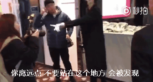 第一个小哥拿着眼镜走过去…然后惊讶回头,有点不相信自己的眼睛