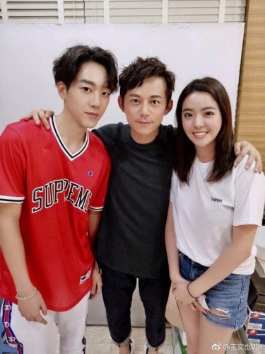 王中磊女儿晒与韩庚何炅快本合照:完成儿时梦想