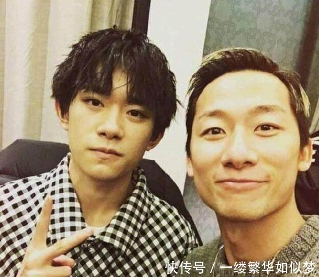 易烊千玺对热巴冷漠,和女孩合影很高冷,唯独对