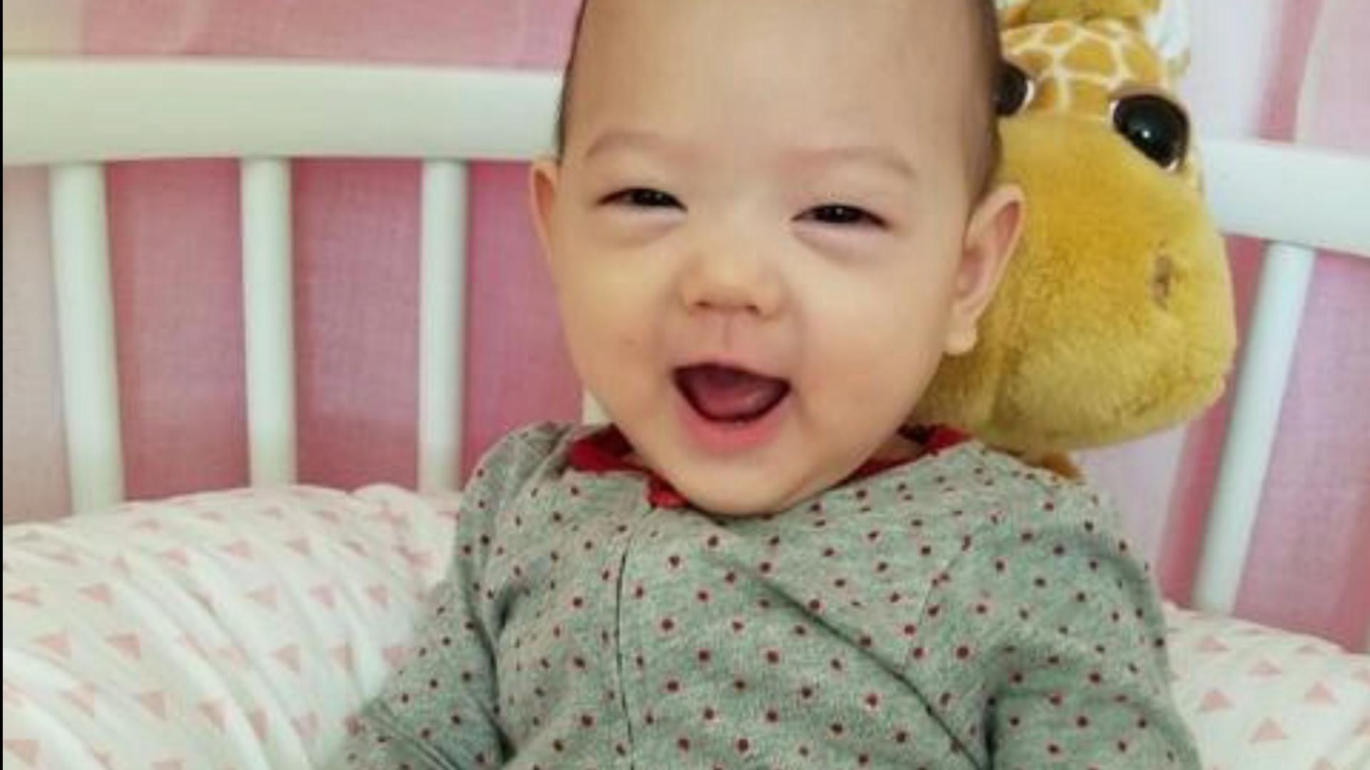 今日(9月8日),张梓琳晒出女儿胖妹的照片,附文称出差纽约,没带胖妹一起。第一次离开妈妈超过24小时,不知你会不会想我? 照片中,胖妹脸蛋圆嘟嘟,笑眼弯弯,小小年纪已经看得出美人胚子的样子了。胖妹遗传了妈妈的好基因,拥有一双长腿,身高优势十分明显。 网友纷纷点赞道胖妹每天都乐呵呵的,有福气、胖妹笑颜真的好治愈啊。 >> 娱乐热点推荐: