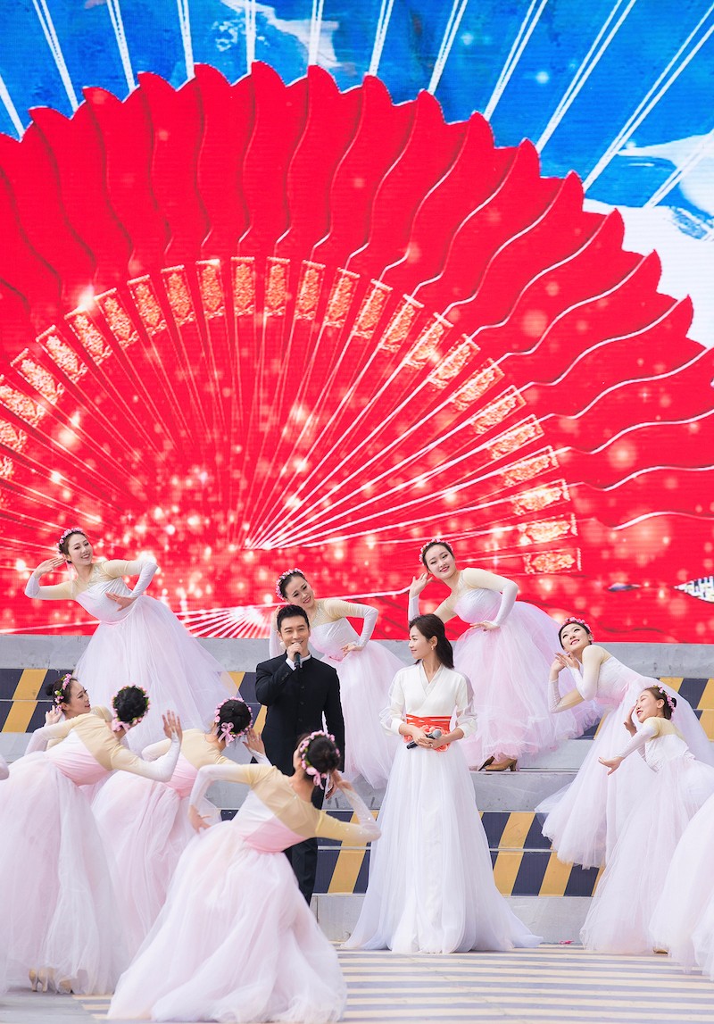 刘涛黄晓明献唱央视五一晚会 中国风表演获劳动模范点赞