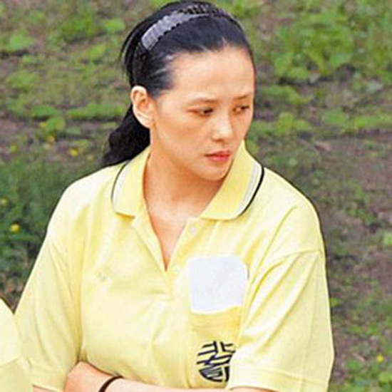 揭秘明星不为人知的监狱生活，谢霆锋肛门被戳，她洗澡被围观
