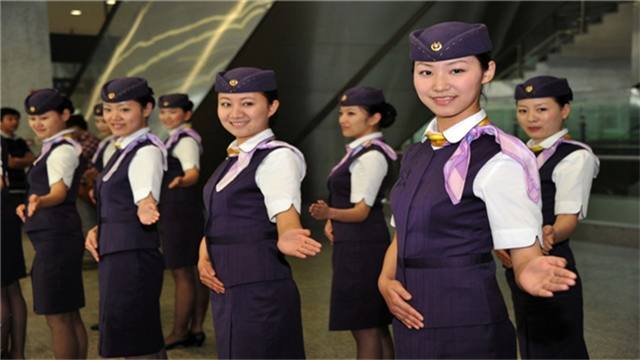 为什么火车卧铺上乘务员,要强制收走火车票?其实他们也是用心良