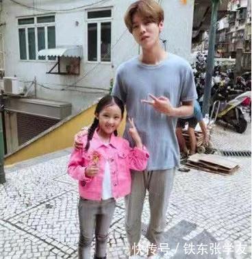 鹿晗8岁妹妹照片曝光,身穿仙女裙美出天际,粉