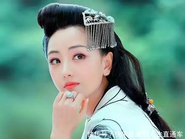 戴流苏发饰的古装美人,热巴全靠颜值撑,颖宝跟