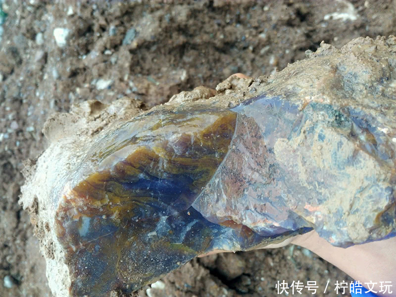 建筑工地还能捡到玛瑙?挖掘机越挖越多!