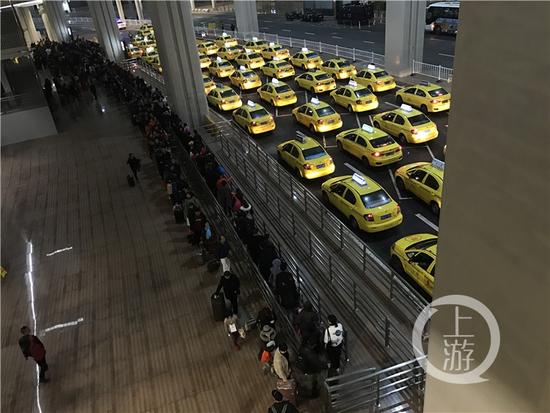 市民提前返程 T3航站楼深夜排长龙
