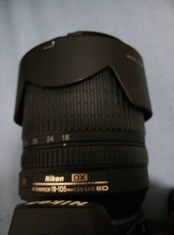 尼康18-105遮光罩反装在镜头上,不知道怎么取