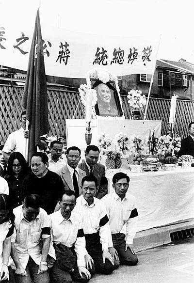 蒋介石出殡时珍贵照片,毛主席对蒋介石的死说了三个字,众人惊叹