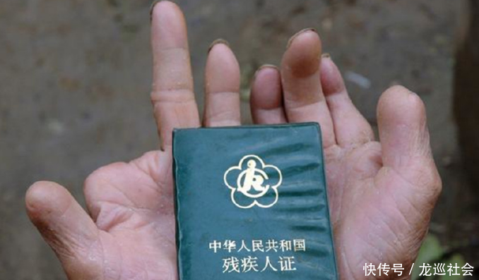 公交车上阿姨拿出残疾证,司机让翻开乘客起哄