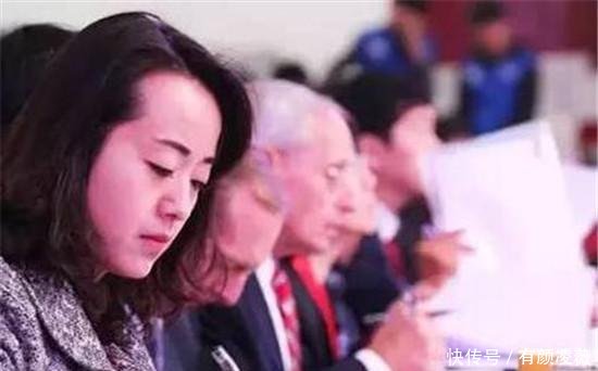 她被誉为中国最冷女翻译,外交部四大美女之一