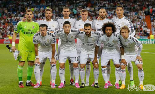 鹿晗为什么总喜欢合影垫脚呢?因为他是C罗的