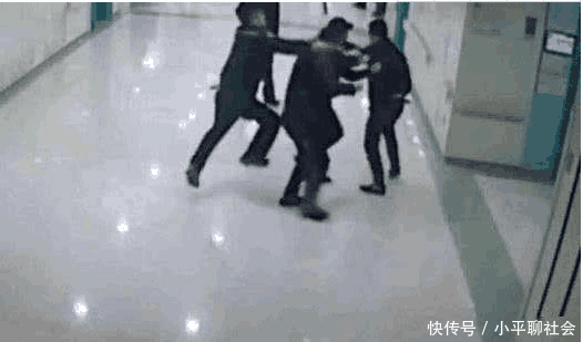 结婚五年终于怀孕, 被熊孩子撞倒在地, 孩子家长