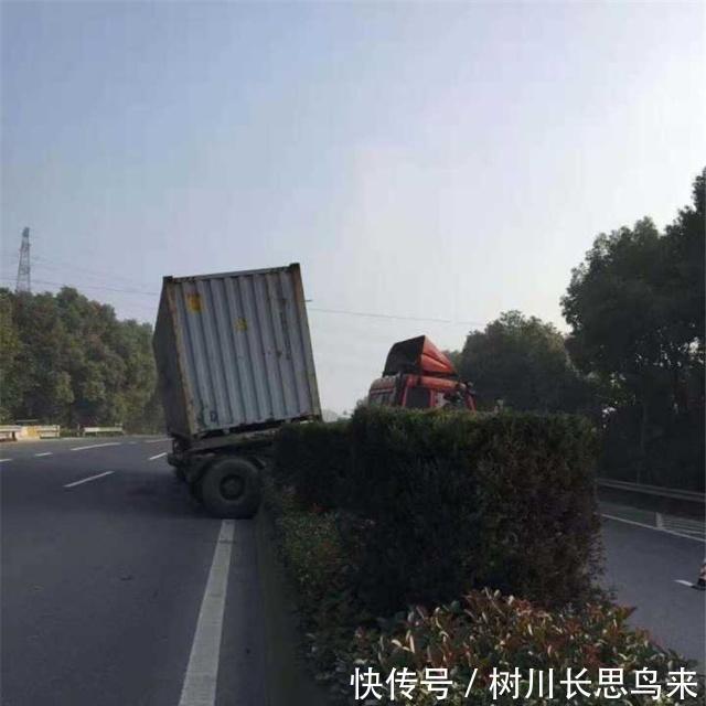 苏州震泽318国道双阳路口大客车随意变道 后面