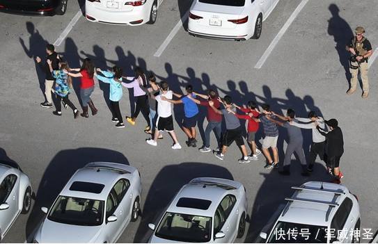 80万人围白宫!特朗普对外疯狂进攻,谁料后院率