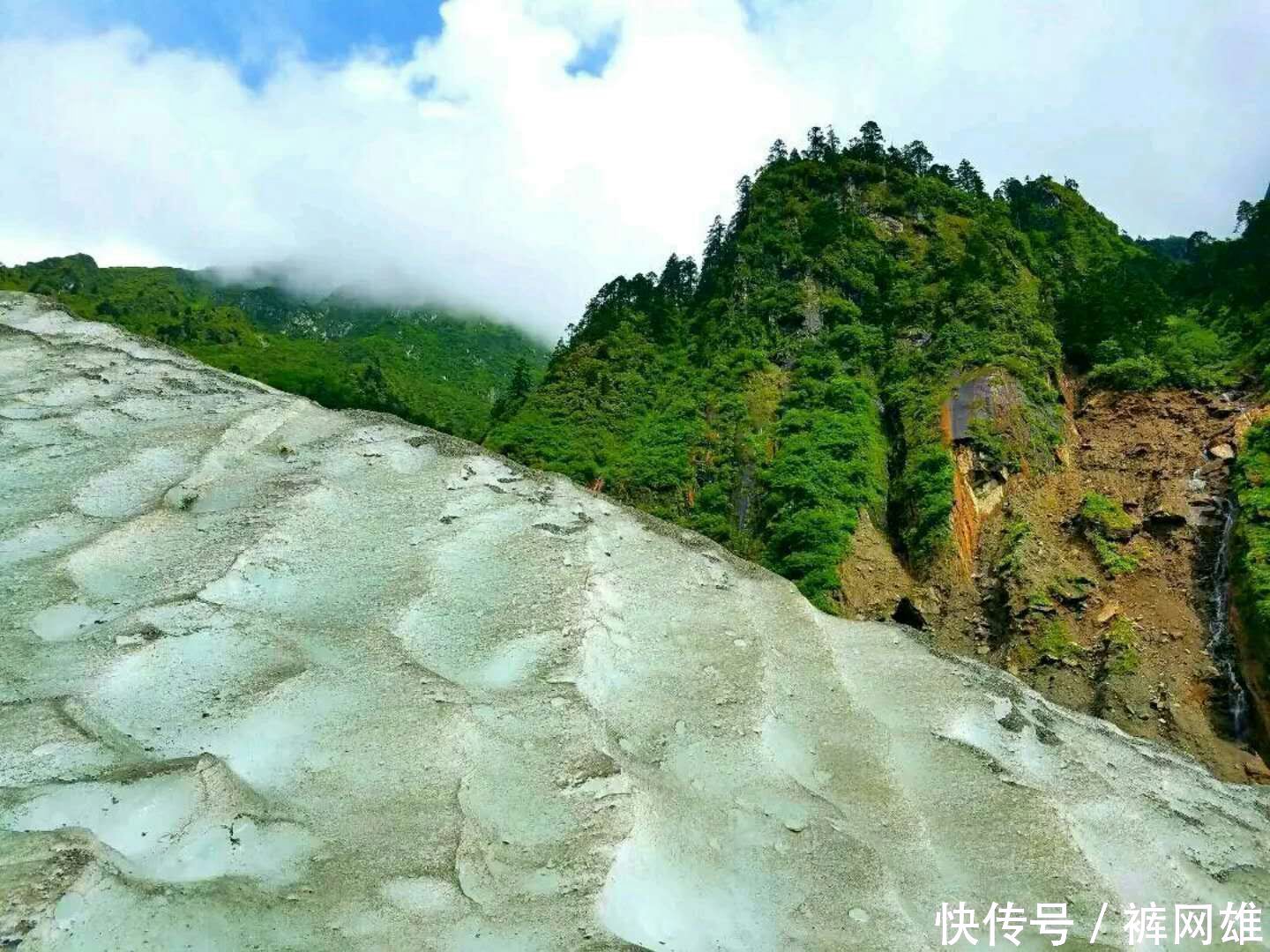 四川泸定县的海螺沟冰川景观 是中国至今发现最高的大冰川瀑布