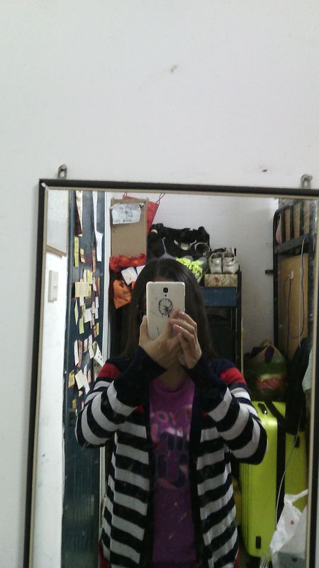 我这件玫红色衣服搭配条纹外套好看还是这件深