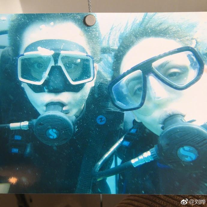 刘烨结婚九周年：陪你一起路过全世界！网友：头一如既往的大！
