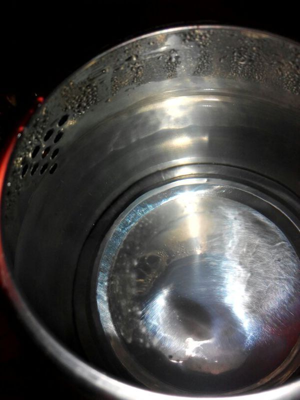 刚买的热水器,也用白醋清洗两次,烧水三次都是