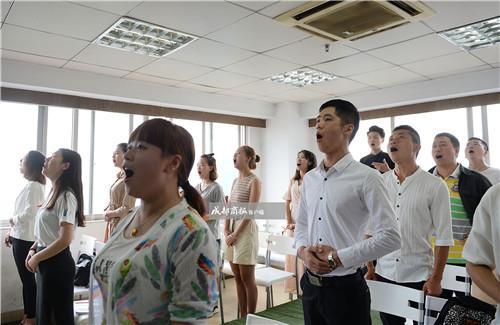 【揭秘】婚礼主持:17天培训速成 月收入最高可