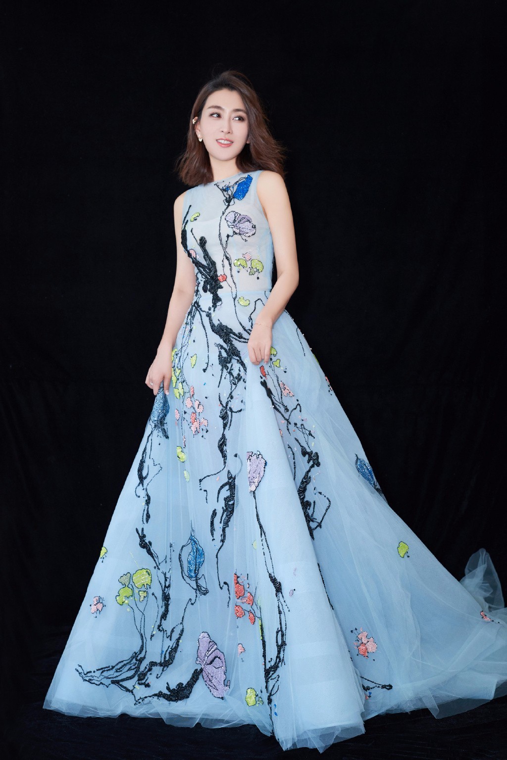 马苏真保守,白衬衫黑裤子包裹严实,美回18岁的