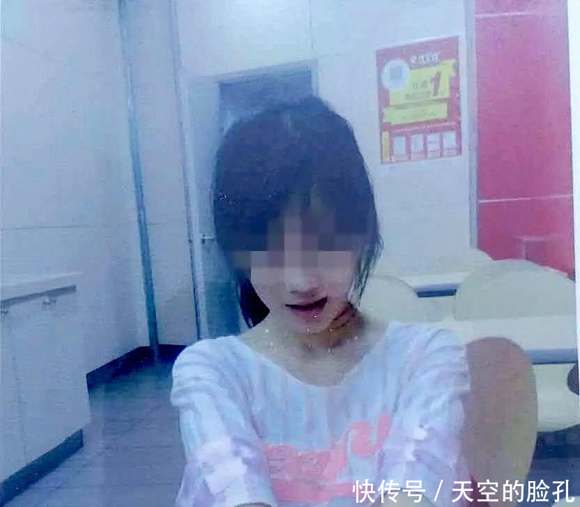 女子带男闺蜜回家, 男友推开门后, 看到地上的东西果断分手